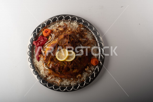 طبق أرز شعبي مع اللحم المبهر مجهز في المطبخ السعودي ، ذبيحة اللحم , طعام شعبي سعودي , طبق سعودي تقليدي مزين ، مطبخ سعودي تقليدي جاهز ، خلفية بيضاء