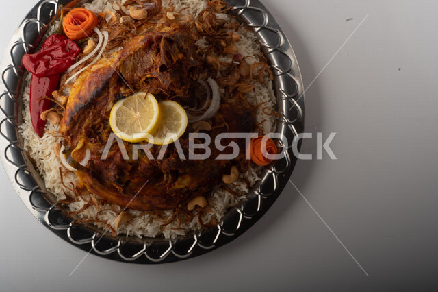 طبق أرز شعبي مع اللحم المبهر مجهز في المطبخ السعودي ، ذبيحة اللحم , طعام شعبي سعودي , طبق سعودي تقليدي مزين ، مطبخ سعودي تقليدي جاهز ، خلفية بيضاء