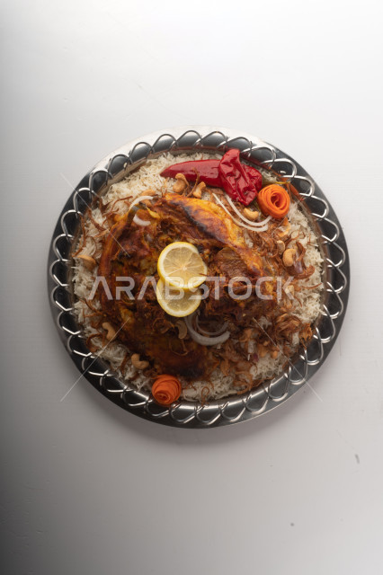 طبق أرز شعبي مع اللحم المبهر مجهز في المطبخ السعودي ، ذبيحة اللحم , طعام شعبي سعودي , طبق سعودي تقليدي مزين ، مطبخ سعودي تقليدي جاهز ، خلفية بيضاء