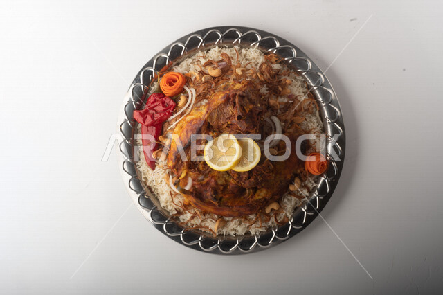 طبق أرز شعبي مع اللحم المبهر مجهز في المطبخ السعودي ، ذبيحة اللحم , طعام شعبي سعودي , طبق سعودي تقليدي مزين ، مطبخ سعودي تقليدي جاهز ، خلفية بيضاء