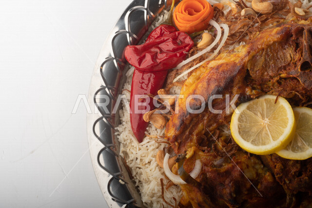 طبق أرز شعبي مع اللحم المبهر مجهز في المطبخ السعودي ، ذبيحة اللحم , طعام شعبي سعودي , طبق سعودي تقليدي مزين ، مطبخ سعودي تقليدي جاهز ، خلفية بيضاء