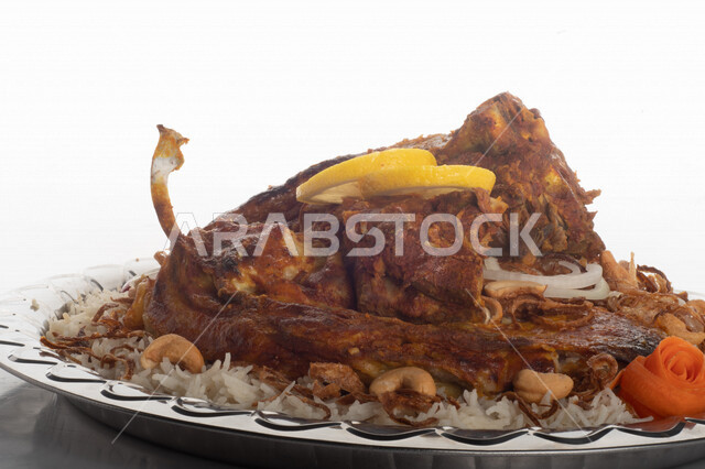 طبق أرز شعبي مع اللحم المبهر مجهز في المطبخ السعودي ، ذبيحة اللحم , طعام شعبي سعودي , طبق سعودي تقليدي مزين ، مطبخ سعودي تقليدي جاهز ، خلفية بيضاء