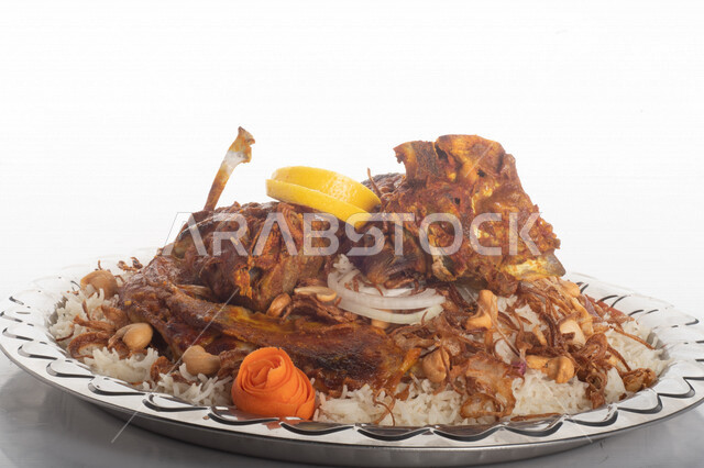 طبق أرز شعبي مع اللحم المبهر مجهز في المطبخ السعودي ، ذبيحة اللحم , طعام شعبي سعودي , طبق سعودي تقليدي مزين ، مطبخ سعودي تقليدي جاهز ، خلفية بيضاء