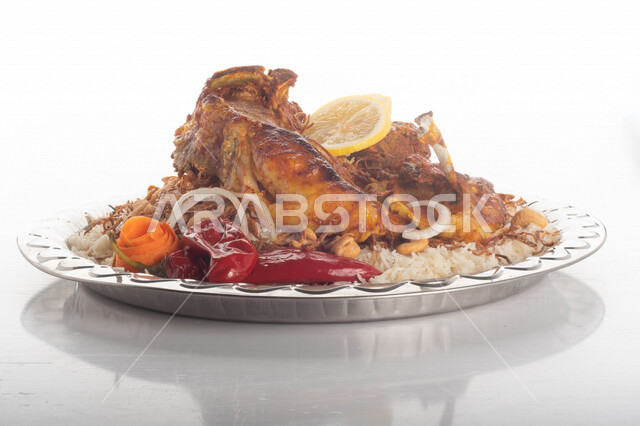 طبق أرز شعبي مع اللحم المبهر مجهز في المطبخ السعودي ، ذبيحة اللحم , طعام شعبي سعودي , طبق سعودي تقليدي مزين ، مطبخ سعودي تقليدي جاهز ، خلفية بيضاء