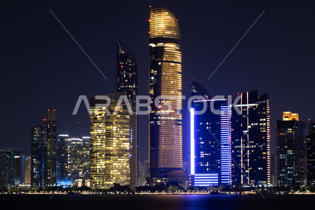 معالم سياحية ساحلية مشهورة, كورنيش أبو ظبي بدولة الإمارات العربية المتحدة, الفن الهندسي المعماري للأبراج وناطحات السحاب, منظر إطلالة البحر الهادئة ليلاً
