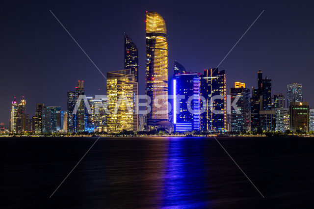 منظر إطلالة البحر الهادئة ليلاً, معالم سياحية ساحلية مشهورة, كورنيش أبو ظبي بدولة الإمارات العربية المتحدة, الفن الهندسي المعماري للأبراج وناطحات السحاب
