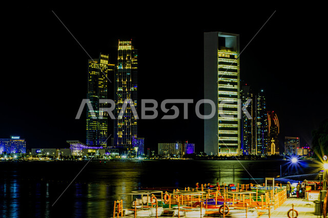 الفن الهندسي المعماري للأبراج وناطحات السحاب, منظر إطلالة البحر الهادئة ليلاً, معالم سياحية ساحلية مشهورة, كورنيش أبو ظبي بدولة الإمارات العربية المتحدة
