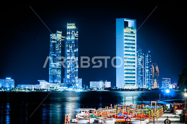 كورنيش أبو ظبي بدولة الإمارات العربية المتحدة, الفن الهندسي المعماري للأبراج وناطحات السحاب, منظر إطلالة البحر الهادئة ليلاً, معالم سياحية ساحلية مشهورة