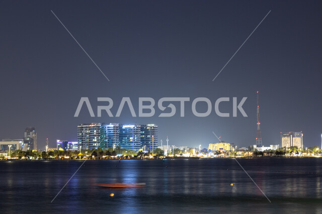 معالم سياحية ساحلية مشهورة, كورنيش أبو ظبي بدولة الإمارات العربية المتحدة, الفن الهندسي المعماري للأبراج وناطحات السحاب, منظر إطلالة البحر الهادئة ليلاً