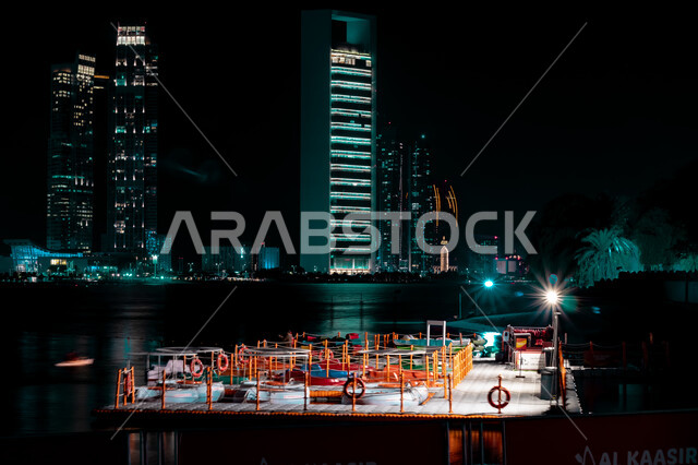 منظر إطلالة البحر الهادئة ليلاً, معالم سياحية ساحلية مشهورة, كورنيش أبو ظبي بدولة الإمارات العربية المتحدة, الفن الهندسي المعماري للأبراج وناطحات السحاب