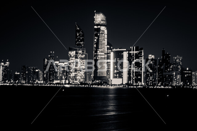 الفن الهندسي المعماري للأبراج وناطحات السحاب, منظر إطلالة البحر الهادئة ليلاً, معالم سياحية ساحلية مشهورة, كورنيش أبو ظبي بدولة الإمارات العربية المتحدة