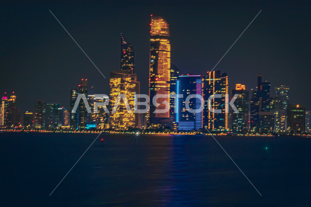 كورنيش أبو ظبي بدولة الإمارات العربية المتحدة, الفن الهندسي المعماري للأبراج وناطحات السحاب, منظر إطلالة البحر الهادئة ليلاً, معالم سياحية ساحلية مشهورة