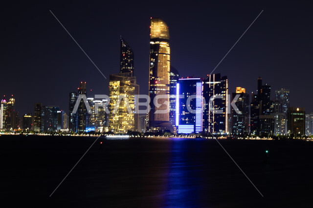 معالم سياحية ساحلية مشهورة, كورنيش أبو ظبي بدولة الإمارات العربية المتحدة, الفن الهندسي المعماري للأبراج وناطحات السحاب, منظر إطلالة البحر الهادئة ليلاً