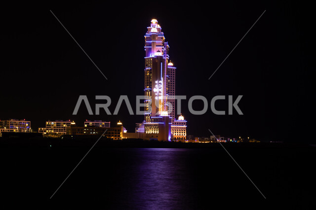 منظر إطلالة البحر الهادئة ليلاً, معالم سياحية ساحلية مشهورة, كورنيش أبو ظبي بدولة الإمارات العربية المتحدة, الفن الهندسي المعماري للأبراج وناطحات السحاب