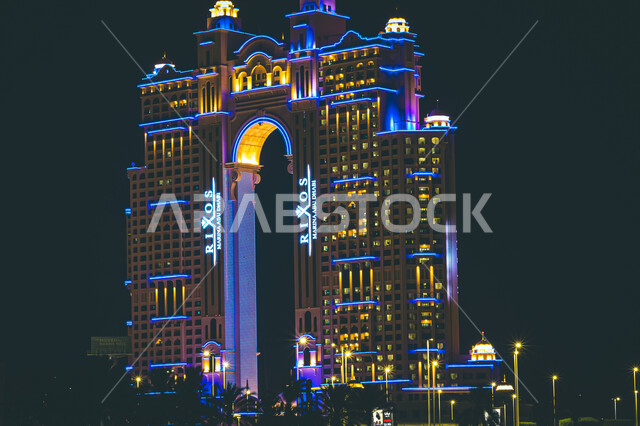 كورنيش أبو ظبي بدولة الإمارات العربية المتحدة, الفن الهندسي المعماري للأبراج وناطحات السحاب, منظر إطلالة البحر الهادئة ليلاً, معالم سياحية ساحلية مشهورة