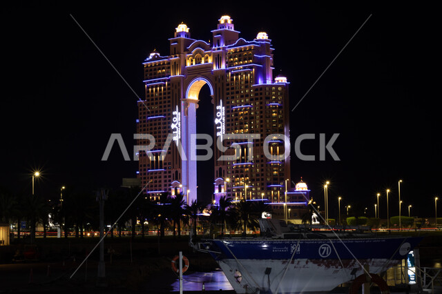 معالم سياحية ساحلية مشهورة, كورنيش أبو ظبي بدولة الإمارات العربية المتحدة, الفن الهندسي المعماري للأبراج وناطحات السحاب, منظر إطلالة البحر الهادئة ليلاً