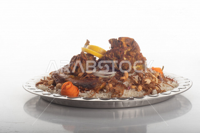 طبق أرز شعبي مع اللحم المبهر مجهز في المطبخ السعودي ، ذبيحة اللحم , طعام شعبي سعودي , طبق سعودي تقليدي مزين ، مطبخ سعودي تقليدي جاهز ، خلفية بيضاء