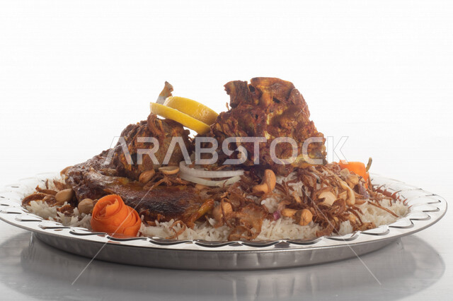 طبق أرز شعبي مع اللحم المبهر مجهز في المطبخ السعودي ، ذبيحة اللحم , طعام شعبي سعودي , طبق سعودي تقليدي مزين ، مطبخ سعودي تقليدي جاهز ، خلفية بيضاء