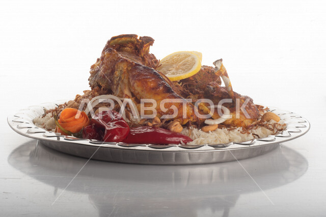 طبق أرز شعبي مع اللحم المبهر مجهز في المطبخ السعودي ، ذبيحة اللحم , طعام شعبي سعودي , طبق سعودي تقليدي مزين ، مطبخ سعودي تقليدي جاهز ، خلفية بيضاء