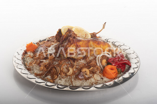طبق أرز شعبي مع اللحم المبهر مجهز في المطبخ السعودي ، ذبيحة اللحم , طعام شعبي سعودي , طبق سعودي تقليدي مزين ، مطبخ سعودي تقليدي جاهز ، خلفية بيضاء