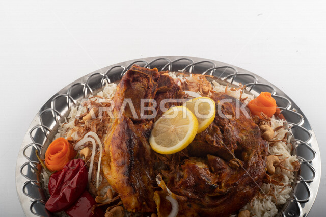 طبق أرز شعبي مع اللحم المبهر مجهز في المطبخ السعودي ، ذبيحة اللحم , طعام شعبي سعودي , طبق سعودي تقليدي مزين ، مطبخ سعودي تقليدي جاهز ، خلفية بيضاء