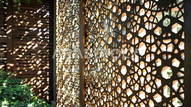 ديكورات داخلية فخمة، نوافذ خشبية مزخرفة بنقوش مميزة في وقت النهار، الفنون والتصاميم الهندسية المعمارية على الطراز الاسلامي 