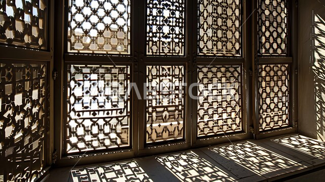 ديكورات داخلية فخمة، نوافذ خشبية مزخرفة بنقوش مميزة في وقت النهار، الفنون والتصاميم الهندسية المعمارية على الطراز الاسلامي 