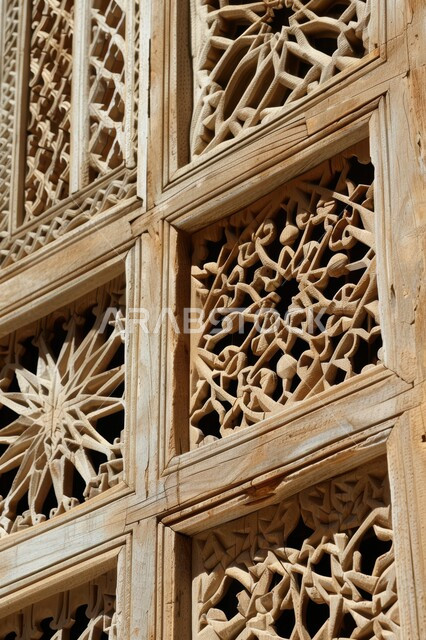 الفنون الهندسية المعمارية والتصاميم الاسلامية للابواب القديمه في المملكه العربيه السعودية، صوره مقربه لباب خشبي منحوت بالنقوش والزخارف، الابواب المصنوعة على الطراز الخشبي القديم