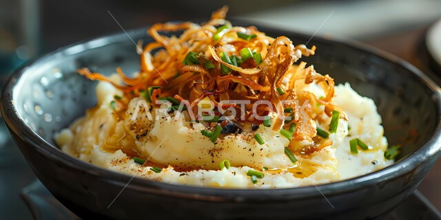 بطاطس مهروسة لذيذة مغطاة بالبصل المقرمش والأعشاب، تزيين الطعام بأساليب فنية، مأكولات وأطباق شعبية تقليدية، المقبلات النباتية الباردة اللذيذة، مطاعم المملكة العربية السعودية، وصفات أطعمة شرقية عربية شهية