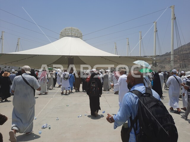 مجموعة من الحجاج يسيرون على جسر الجمرات بمكة المكرمة، أداء مناسك الحج والعمرة, أماكن و معالم دينية إسلامية مقدسة في المملكة العربية السعودية, زيارة بيت الله الحرام