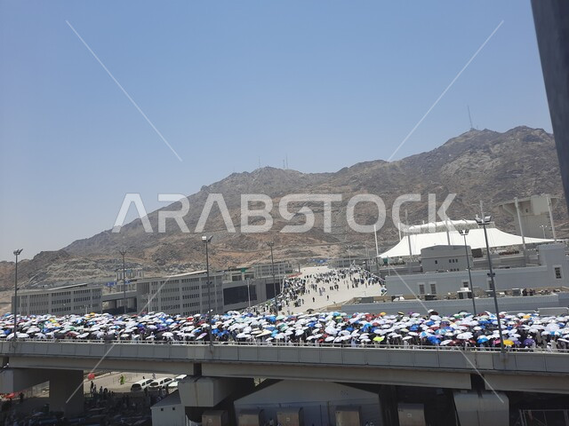 مجموعة من الحجاج يسيرون على جسر الجمرات بمكة المكرمة, أداء مناسك الحج والعمرة, أماكن و معالم دينية إسلامية مقدسة في المملكة العربية السعودية, زيارة بيت الله الحرام