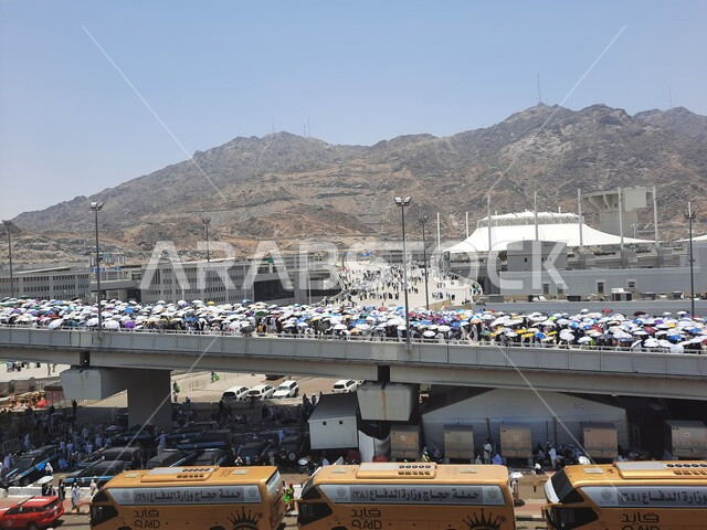 أداء مناسك الحج والعمرة, باصات نقل الحجاج والمعتمرين إلى مكة المكرمة, أماكن ومعالم دينية إسلامية مقدسة في المملكة العربية السعودية, مجموعة من زوار بيت الله الحرام يسيرون على جسر الجمرات