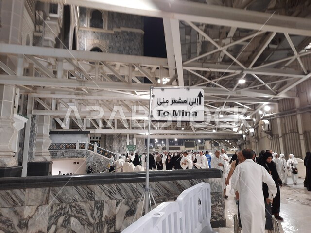 مجموعة من الحجاج متجهين إلى مشعر منى في مكة المكرمة ليلاً, أداء مناسك الحج و العمرة, أماكن و معالم دينة إسلامية مقدسة في المملكة العربية السعودية, العبادة و التقرب إلى الله