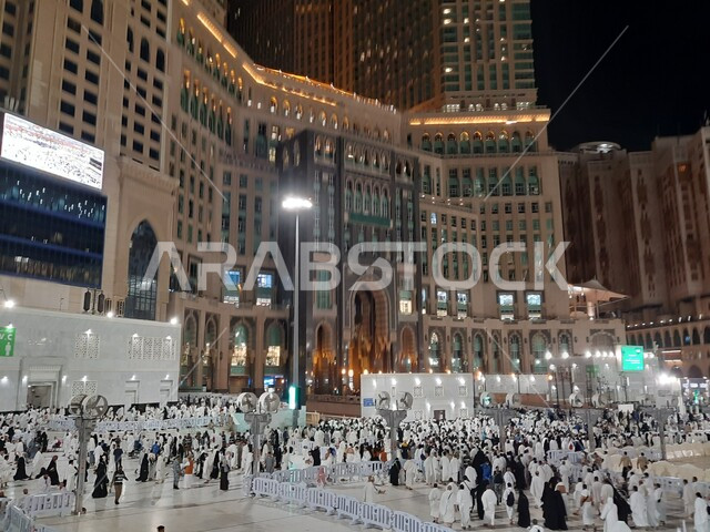 العبادة و التقرب إلى الله, مجموعة من الحجاج في الحرم المكي الشريف في مكة المكرمة ليلاً, أداء مناسك الحج و العمرة, أماكن و معالم دينة إسلامية مقدسة في المملكة العربية السعودية