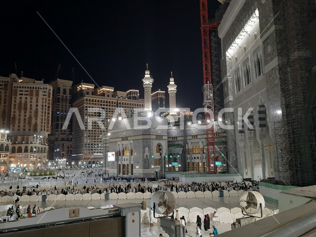 أداء مناسك الحج و العمرة, أماكن و معالم دينة إسلامية مقدسة في المملكة العربية السعودية, العبادة و التقرب إلى الله, مجموعة من الحجاج في الحرم المكي الشريف في مكة المكرمة ليلاً
