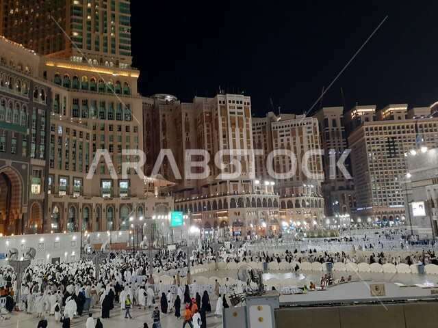 العبادة و التقرب إلى الله, مجموعة من الحجاج في الحرم المكي الشريف في مكة المكرمة ليلاً, أداء مناسك الحج و العمرة, أماكن و معالم دينة إسلامية مقدسة في المملكة العربية السعودية
