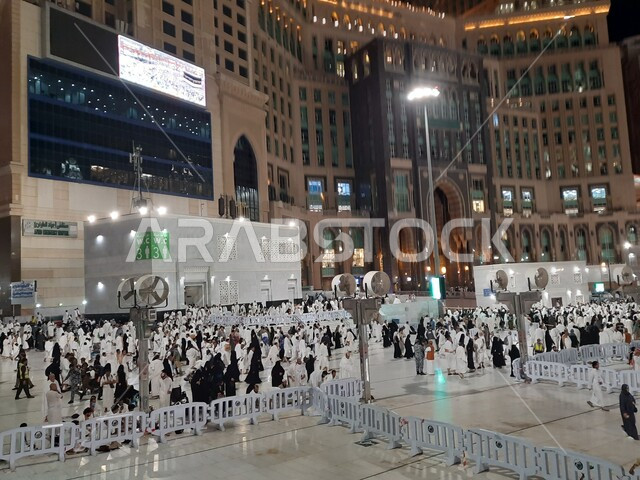 أداء مناسك الحج و العمرة, أماكن و معالم دينة إسلامية مقدسة في المملكة العربية السعودية, العبادة و التقرب إلى الله, مجموعة من الحجاج في الحرم المكي الشريف في مكة المكرمة ليلاً