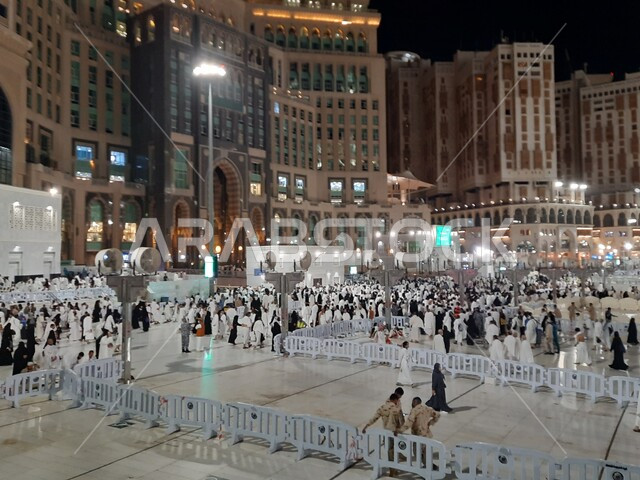 مجموعة من الحجاج في الحرم المكي الشريف في مكة المكرمة ليلاً, أداء مناسك الحج و العمرة, أماكن و معالم دينة إسلامية مقدسة في المملكة العربية السعودية, العبادة و التقرب إلى الله