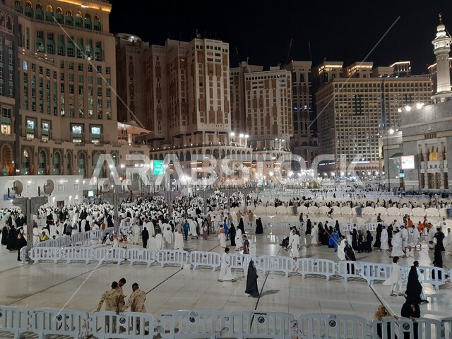 العبادة و التقرب إلى الله, مجموعة من الحجاج في الحرم المكي الشريف في مكة المكرمة ليلاً, أداء مناسك الحج و العمرة, أماكن و معالم دينة إسلامية مقدسة في المملكة العربية السعودية