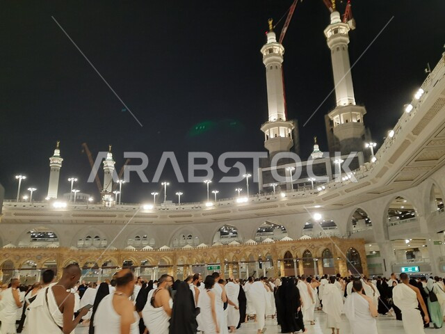 مجموعة من الحجاج في الحرم المكي الشريف, أداء مناسك الحج والعمرة, أماكن و معالم دينية إسلامية مقدسة في المملكة العربية السعودية, الركن الخامس من أركان الإسلام, زيارة بيت الله الحرام في مكة المكرمة