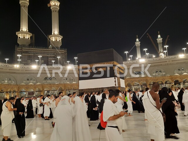 زيارة بيت الله الحرام في مكة المكرمة, مجموعة من الحجاج في الحرم المكي الشريف, أداء مناسك الحج والعمرة, أماكن و معالم دينية إسلامية مقدسة في المملكة العربية السعودية, الركن الخامس من أركان الإسلام