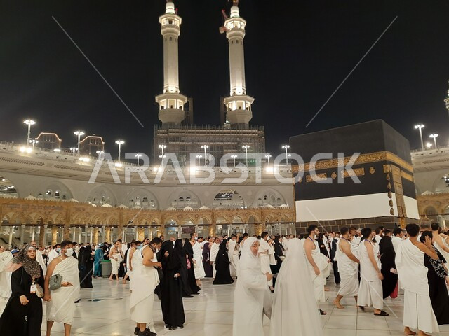 الركن الخامس من أركان الإسلام, زيارة بيت الله الحرام في مكة المكرمة, مجموعة من الحجاج في الحرم المكي الشريف, أداء مناسك الحج والعمرة, أماكن و معالم دينية إسلامية مقدسة في المملكة العربية السعودية