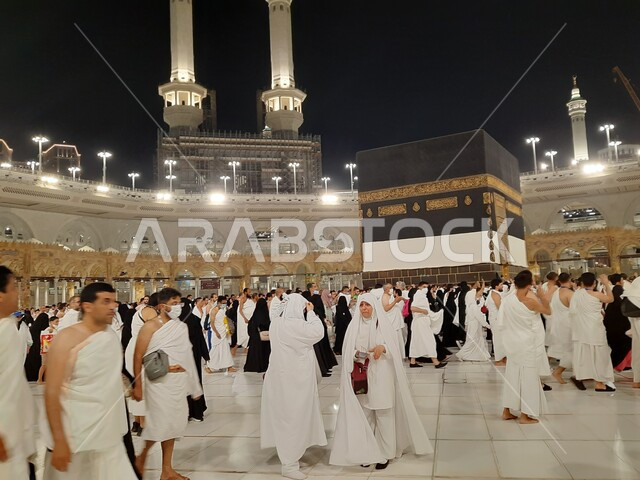 أداء مناسك الحج والعمرة, أماكن و معالم دينية إسلامية مقدسة في المملكة العربية السعودية, الركن الخامس من أركان الإسلام, زيارة بيت الله الحرام في مكة المكرمة, مجموعة من الحجاج في الحرم المكي الشريف