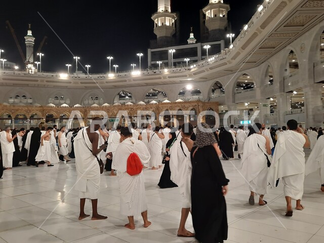 زيارة بيت الله الحرام في مكة المكرمة, مجموعة من الحجاج في الحرم المكي الشريف, أداء مناسك الحج والعمرة, أماكن و معالم دينية إسلامية مقدسة في المملكة العربية السعودية, الركن الخامس من أركان الإسلام