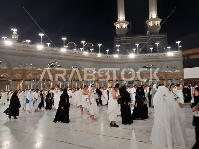 الركن الخامس من أركان الإسلام, زيارة بيت الله الحرام في مكة المكرمة, مجموعة من الحجاج في الحرم المكي الشريف, أداء مناسك الحج والعمرة, أماكن و معالم دينية إسلامية مقدسة في المملكة العربية السعودية
