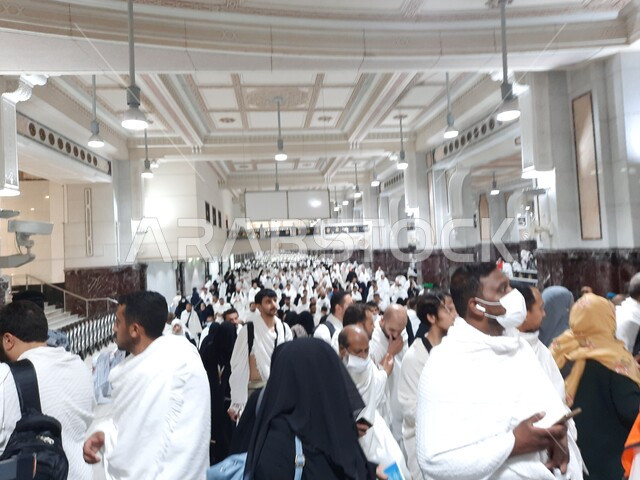 أداء مناسك الحج والعمرة, أماكن و معالم دينية إسلامية مقدسة في المملكة العربية السعودية, الركن الخامس من أركان الإسلام, زيارة بيت الله الحرام في مكة المكرمة, مجموعة من الحجاج في الحرم المكي الشريف