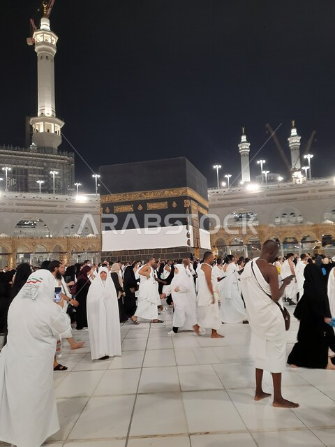 زيارة بيت الله الحرام في مكة المكرمة, مجموعة من الحجاج في الحرم المكي الشريف, أداء مناسك الحج والعمرة, أماكن و معالم دينية إسلامية مقدسة في المملكة العربية السعودية, الركن الخامس من أركان الإسلام