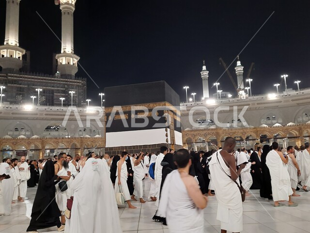 الركن الخامس من أركان الإسلام, زيارة بيت الله الحرام في مكة المكرمة, مجموعة من الحجاج في الحرم المكي الشريف, أداء مناسك الحج والعمرة, أماكن و معالم دينية إسلامية مقدسة في المملكة العربية السعودية