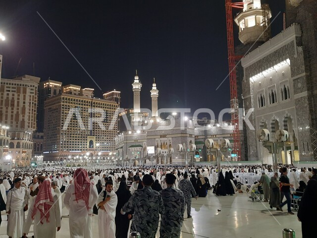 الحجاج المسلمين في ساحات الحرم المكي الشريف ليلاً يقومون بأداء مناسك الحج, مفهوم العبادة و التقرب إلى الله, أماكن ومعالم دينية إسلامية مقدسة, المسجد الحرام في مكة المكرمة في المملكة العربية السعودية