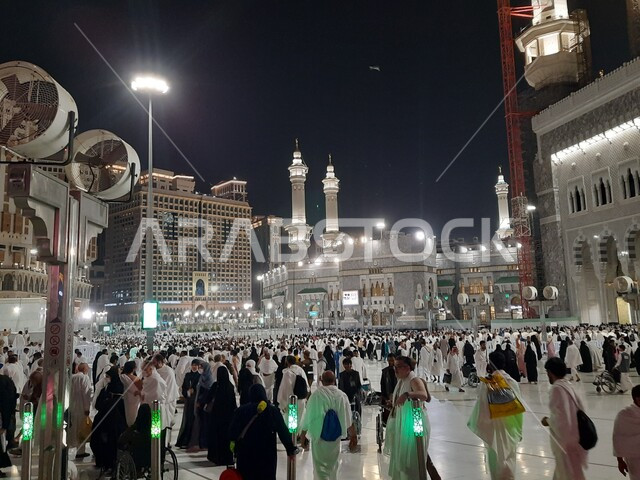 مفهوم العبادة و التقرب إلى الله, أماكن ومعالم دينية إسلامية مقدسة, المسجد الحرام في مكة المكرمة في المملكة العربية السعودية, الحجاج المسلمين في ساحات الحرم المكي الشريف ليلاً يقومون بأداء مناسك الحج